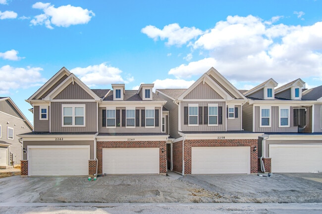 2260 Horseshoe Cir in Naperville, IL - Building Photo - Building Photo