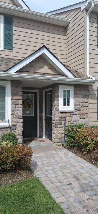 373 Plad Blvd in Holtsville, NY - Foto de edificio
