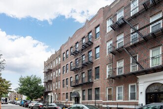48-16 46th Street in Flushing, NY - Foto de edificio - Building Photo