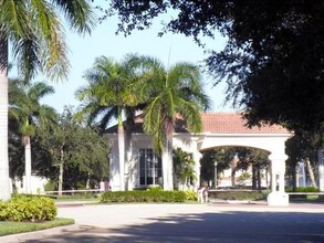 1355 Weeping Willow Ct in Cape Coral, FL - Foto de edificio - Building Photo