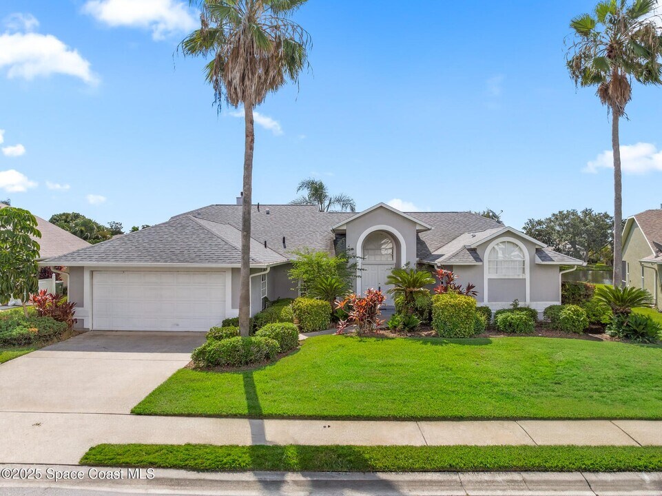 1050 Fieldstone Dr in Melbourne, FL - Building Photo