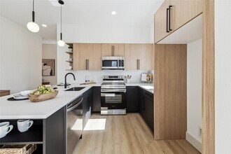 415 Clearwater St, Unit A in Houston, TX - Foto de edificio - Building Photo