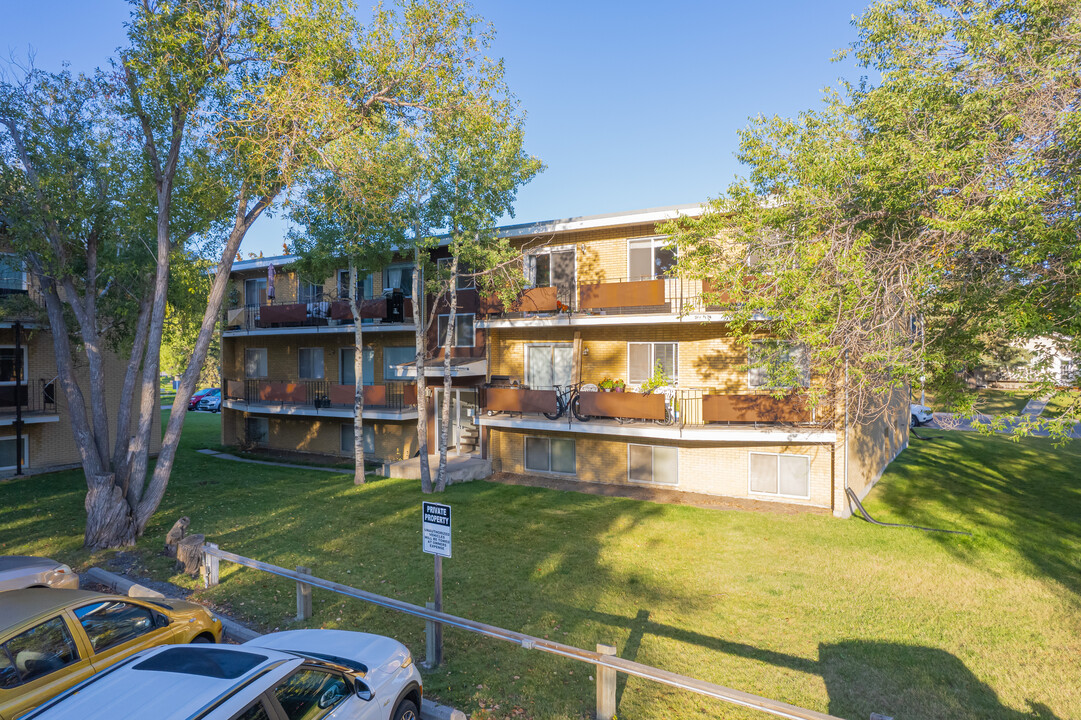 3111 Blakiston Dr NW in Calgary, AB - Building Photo