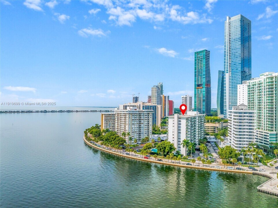 1408 Brickell Bay Dr in Miami, FL - Building Photo