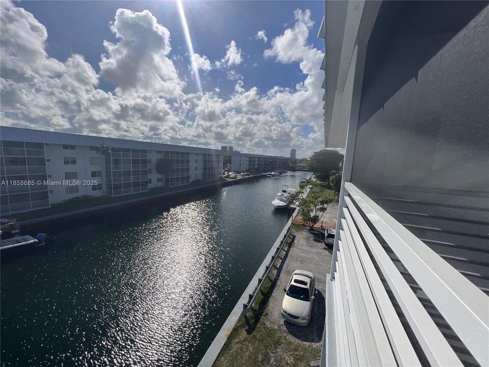 3750 NE 170th St, Unit 400 in North Miami Beach, FL - Foto de edificio