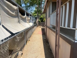 5711 Columbia Way in Lancaster, CA - Foto de edificio - Building Photo