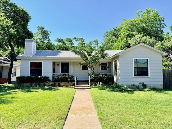 property at 701 W Mulberry St