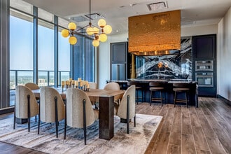 AER APARTMENTS in Tampa, FL - Foto de edificio - Interior Photo