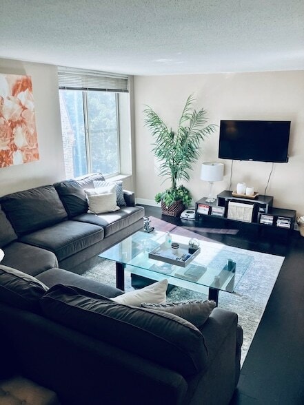 1339 N Dearborn St, Unit 4H in Chicago, IL - Building Photo - Building Photo