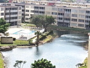 1770 NE 191st St in Miami, FL - Foto de edificio - Building Photo