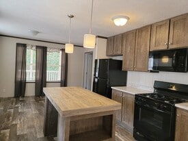 145 Apollo Ave in Flushing, MI - Building Photo