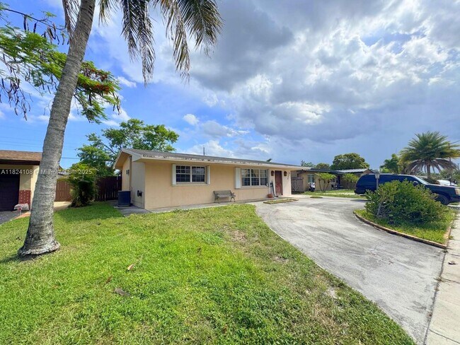 8350 Taft St in Pembroke Pines, FL - Building Photo - Building Photo