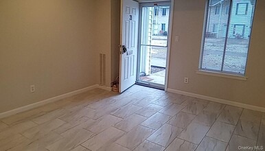 21 Sierra Ct in Coram, NY - Building Photo - Building Photo