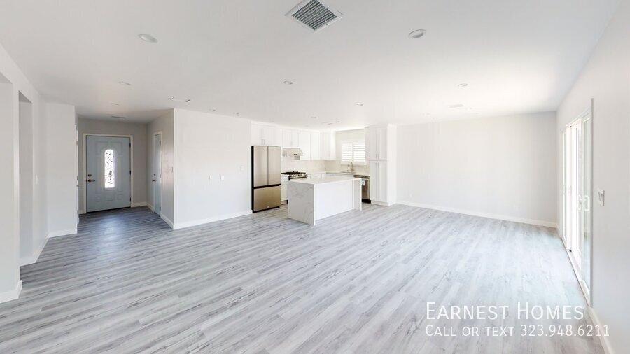 19243 Hart St in Los Angeles, CA - Building Photo