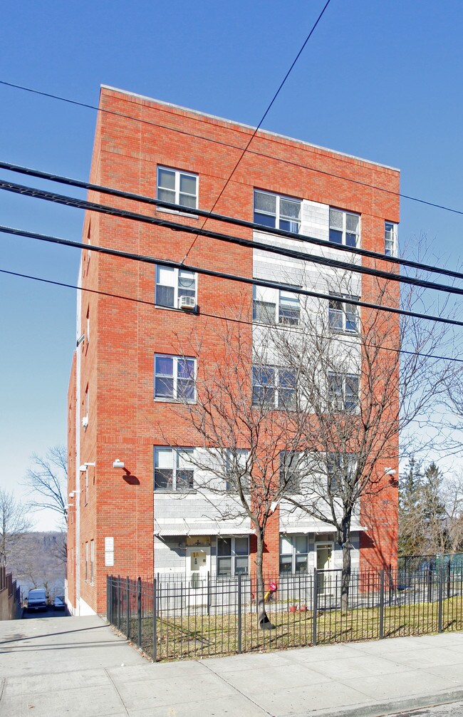 Locust Hill Residence in Yonkers, NY - Foto de edificio - Building Photo