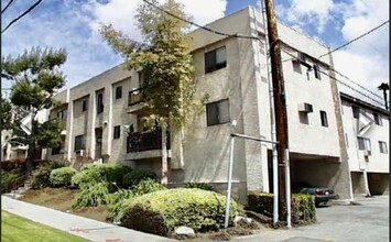 820 Glenoaks Apartments in Pacoima, CA - Foto de edificio - Building Photo