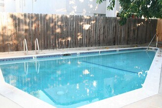 11118 Moorpark Apartments in North Hollywood, CA - Foto de edificio - Building Photo