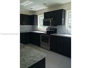 740 NE 179th Terrace in North Miami Beach, FL - Foto de edificio - Building Photo