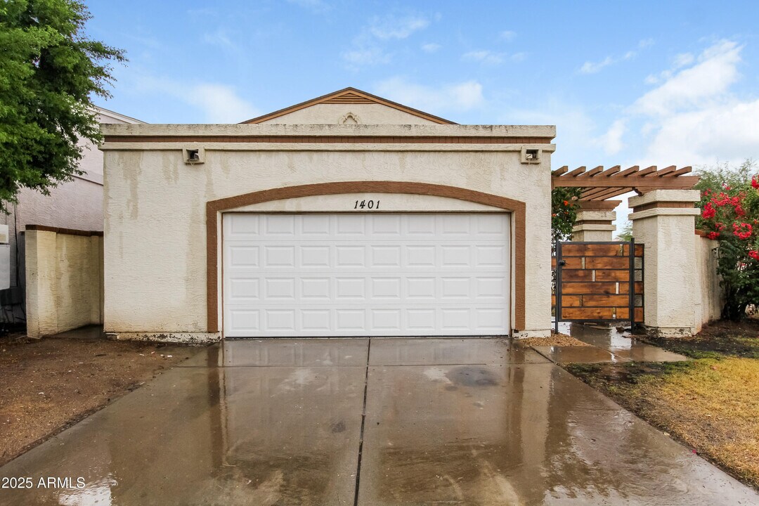 1401 E Kerry Ln in Phoenix, AZ - Building Photo