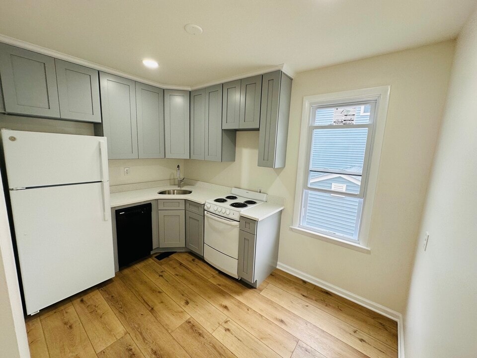 70 E Cleveland Ave in Morrisville, PA - Foto de edificio