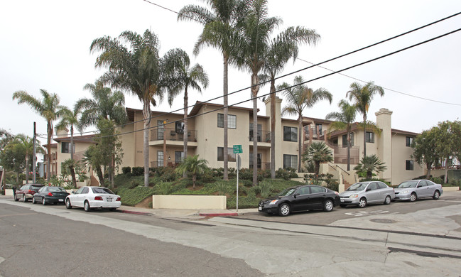 Famosa Terrace in San Diego, CA - Foto de edificio - Building Photo