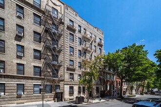 125-127 Washington Pl in New York, NY - Building Photo - Primary Photo