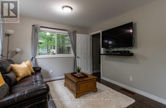 85 Melrose Ave in Wasaga Beach, ON - Building Photo - Building Photo