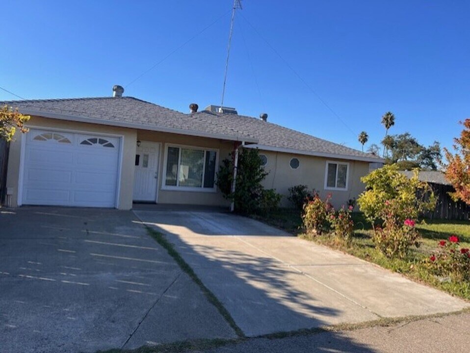 6425 Thomas Dr in North Highlands, CA - Building Photo