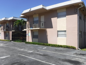 2545 Taft St in Hollywood, FL - Building Photo - Other