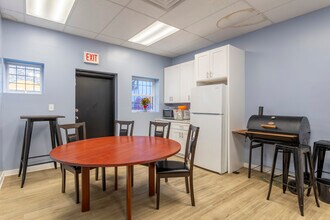 4952 W Madison St in Chicago, IL - Building Photo - Interior Photo