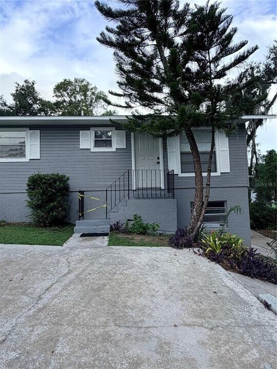 1203 E 5th Ave in Mount Dora, FL - Foto de edificio