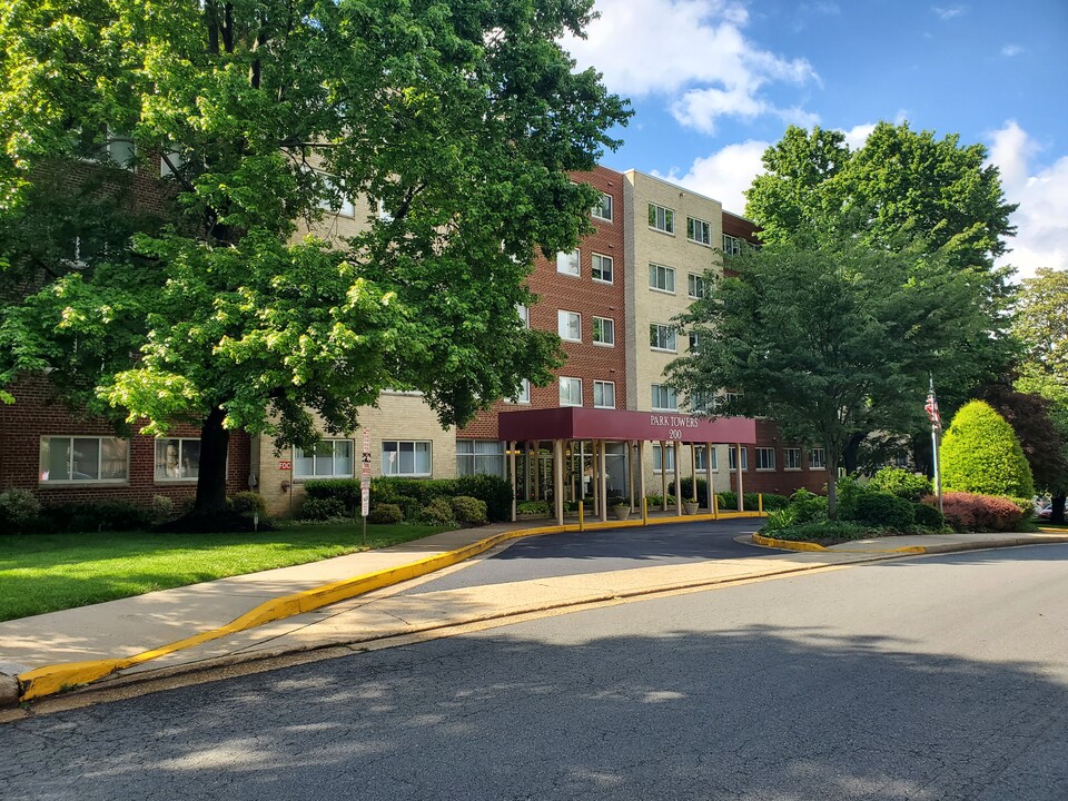 200 N Maple Ave, Unit 110 in Falls Church, VA - Building Photo