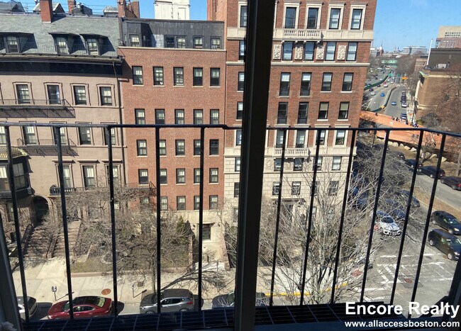 117 Beacon St, Unit 6R in Boston, MA - Building Photo - Building Photo