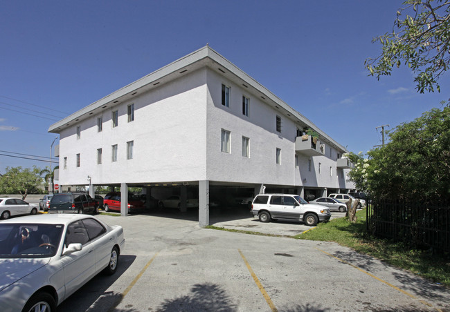 2725 W Okeechobee Rd in Hialeah, FL - Building Photo - Building Photo