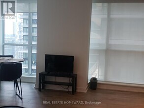 327 King St W in Toronto, ON - Building Photo - Building Photo