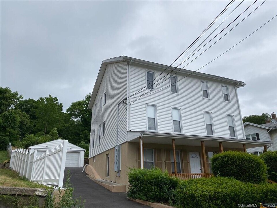29 Moulthrop St in Ansonia, CT - Building Photo
