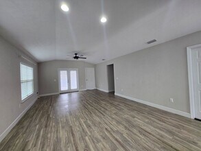 687 SW 251st St in Newberry, FL - Foto de edificio - Building Photo