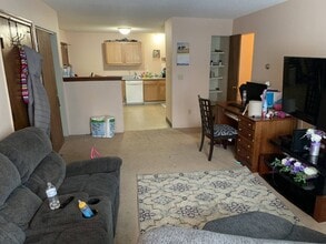 73 Manchester St, Unit 2 in Leominster, MA - Foto de edificio - Building Photo