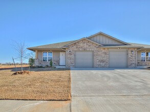 678 Grand Sycamore Dr in Goldsby, OK - Foto de edificio - Building Photo