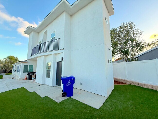 5176-5178 Ewing St in San Diego, CA - Building Photo - Building Photo