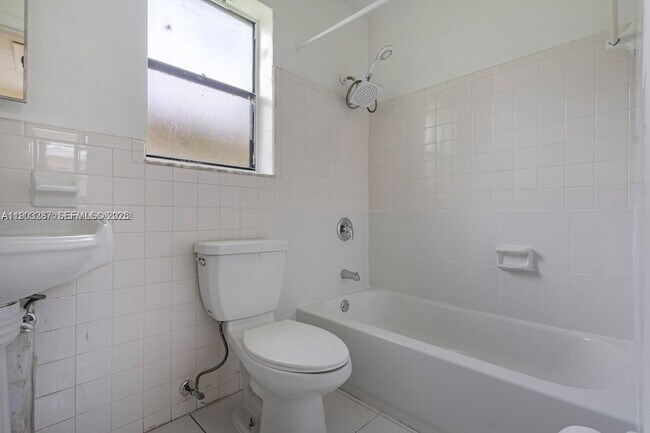 805 NW 3rd Terrace in Hallandale Beach, FL - Building Photo - Building Photo