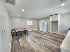 9309 Dorrington Pl, Unit A in Pacoima, CA - Foto de edificio - Building Photo