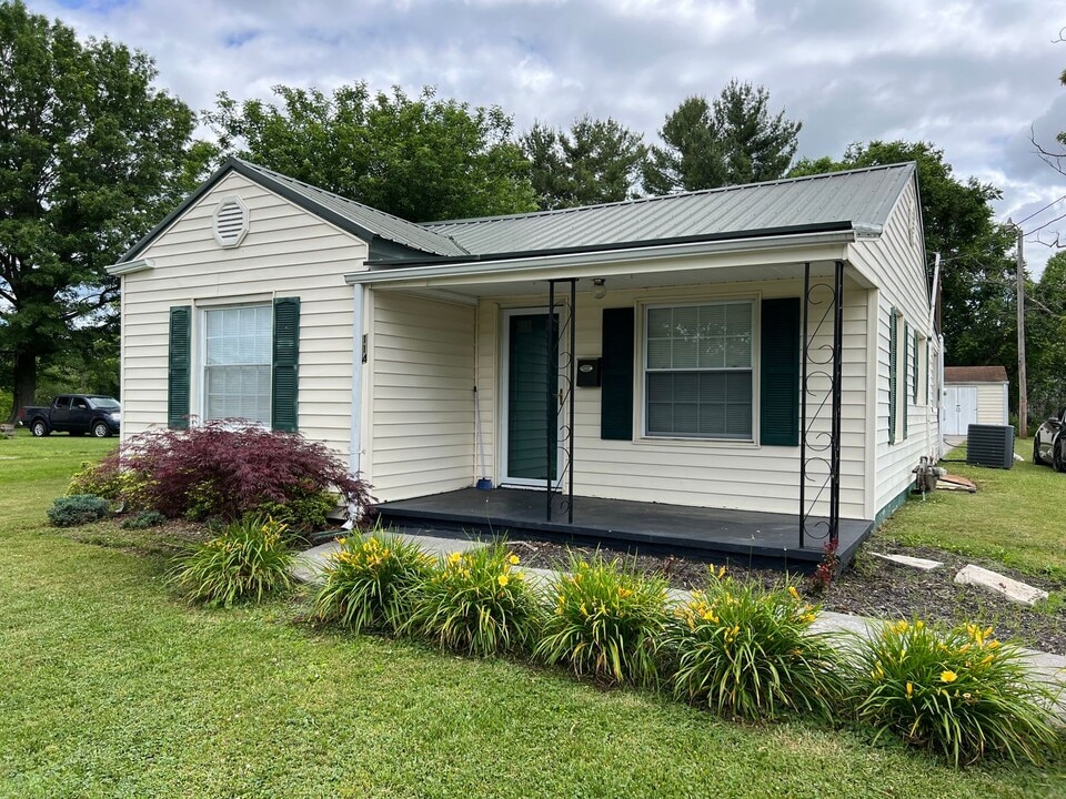 114 N Lincoln Ave in Jonesborough, TN - Building Photo