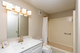 Woodbine Apartments in Cuyahoga Falls, OH - Building Photo - Interior Photo