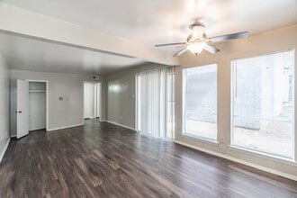 Southwind in Dallas, TX - Building Photo - Interior Photo