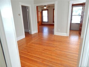 38 Oak Ave in Shelton, CT - Building Photo - Building Photo