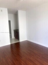 7275 SW 90th Way, Unit 302 in Miami, FL - Building Photo - Building Photo