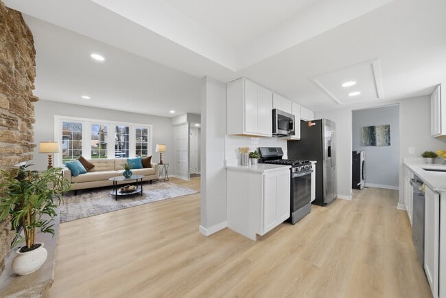 593 Bristol Ln in Elk Grove Village, IL - Building Photo - Building Photo