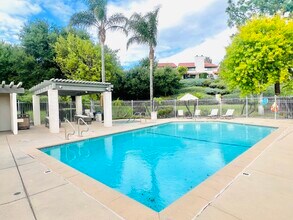 19225 Index St in Porter Ranch, CA - Foto de edificio - Building Photo