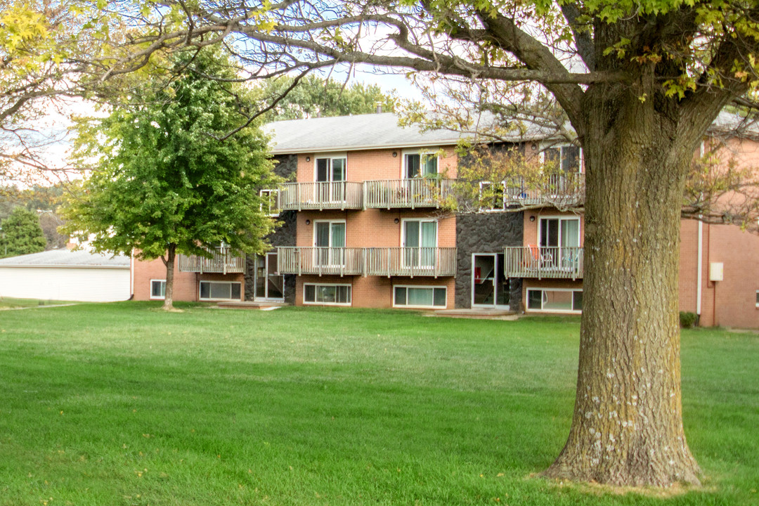 Birchcrest Apartments in Bellevue, NE - Building Photo